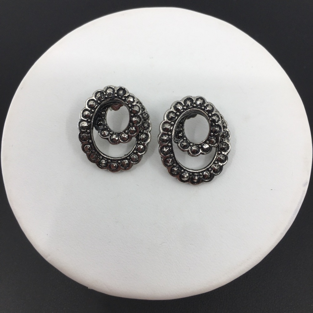 Vintage Avon 1992 Heirloom Accent Pierced Earrings Silver Tone Swirl Jewelry